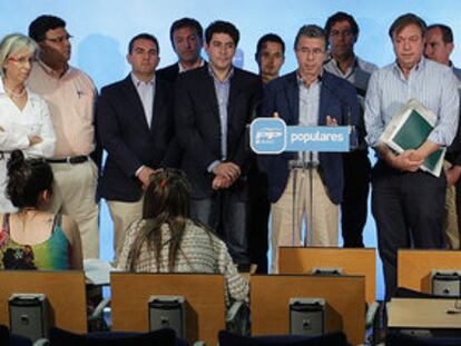 Granados y los 25 alcaldes, durante la rueda de prensa en Génova.