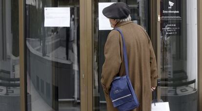 Un cliente de Banco Madrid, este lunes frente a la puerta cerrada de la entidad en la capital.