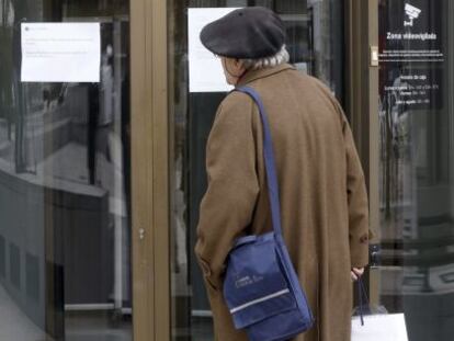 Un cliente de Banco Madrid, este lunes frente a la puerta cerrada de la entidad en la capital.