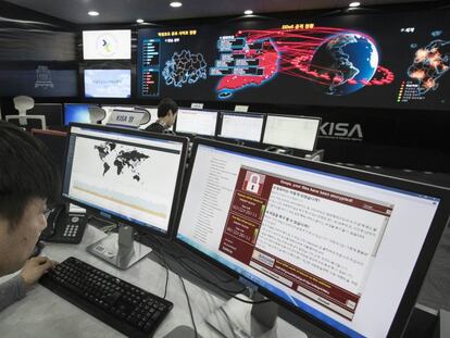 Un t&eacute;cnico monitoriza la acci&oacute;n de un ciberataque de la Agencia de Seguridad en Internet de Corea del Sur en Se&uacute;l.