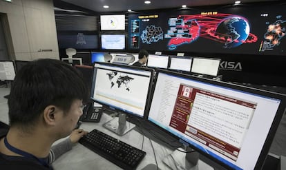 Un t&eacute;cnico monitoriza la acci&oacute;n de un ciberataque de la Agencia de Seguridad en Internet de Corea del Sur en Se&uacute;l.