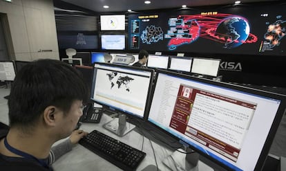 Un técnico monitoriza la acción de un ciberataque de la Agencia de Seguridad en Internet de Corea del Sur en Seúl.