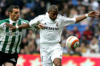 Robinho lucha por en balón en el partido disputado ante el Betis en el Santiago Bernabéu