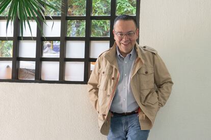 Germán Martínez posa para un retrato en su oficina.