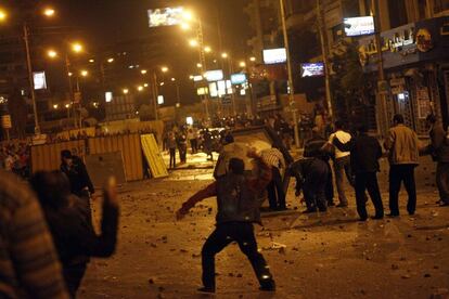 Batalla campal en las cercanías del palacio presidencial de El Cairo.