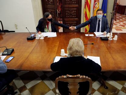 El presidente valenciano, Ximo Puig, saluda a la vicepresidenta Mónica Oltra, al comienzo de la reunión de la comisión interdepartamental de este sábado.