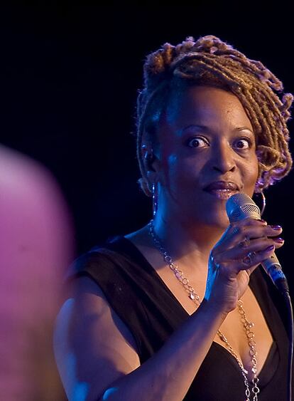 Cassandra Wilson  se movió con la coquetería propia de las divas.