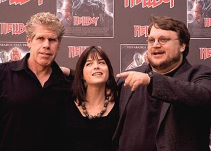 Ron Perlman, Selma Blair y Guillermo del Toro, ayer en Madrid