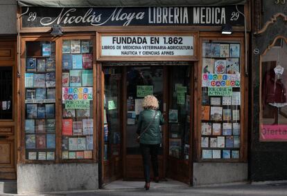 Fachada de la librería Nicolás Moya, situada en el número 29 de la calle Carretas.