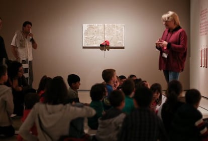 Un grupo de ni&ntilde;os escucha las explicaciones de la obra de T&aacute;pies &ldquo;Pintura rom&aacute;nica i barretina&rdquo;.