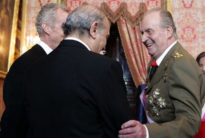 El Rey saluda a los ministros de Defensa y del Interior, Pedro Morenés y Jorge Fernández Díaz.