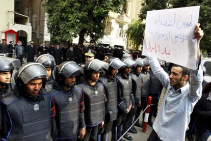 Miembros del opositor Movimiento Joven 6 de Abril se manifiestan ayer en El Cairo en apoyo del pueblo tunecino.