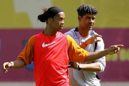 Ronaldinho, junto a Rijkaard en un entrenamiento del Barça.