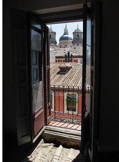 Una de las habitaciones del hostal del Dragón con balcón.