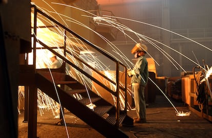 Un trabajador en la mini acería de TAMCO en Rancho Cucamonga, California. TAMCO, la única planta siderúrgica de California.