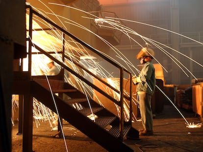 Un trabajador en la mini acería de TAMCO en Rancho Cucamonga, California. TAMCO, la única planta siderúrgica de California.