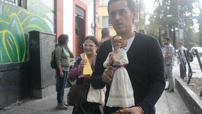 Sandra Valenzuela y Jorge Baca con Santa Mari La Juaricua.