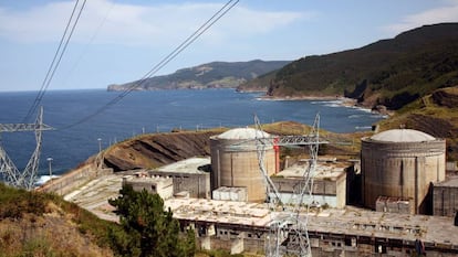 La central de Lemoniz con el muro de contención del mar a la izquierda.