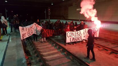 Cortes de vías de tren en Terrassa, este viernes.