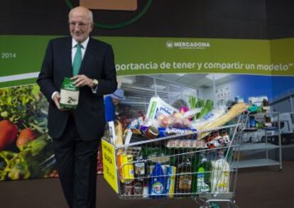 Juan Roig, presdiente de Mercadona, con productos de la empresa