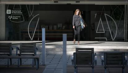Una joven abandona la sede de Barcelona activa