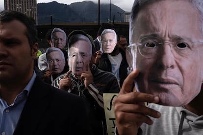 Simpatizantes de Álvaro Uribe se reúnen frente a los juzgados de Paloquemao, en Bogotá, el 28 de julio de 2025.
