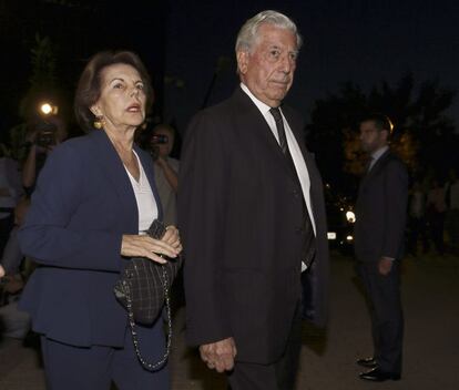 El escritor Mario Vargas Llosa y su mujer, Patricia, durante su visita al tanatorio San Isidro de Madrid