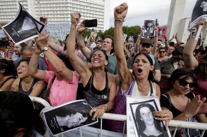  Una multitud celebra a las puertas de los tribunales de Buenos Aires las condenas por la megacausa ESMA.