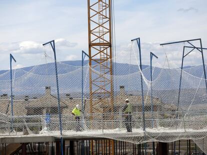 Dos alba&ntilde;iles en una obra para la construcci&oacute;n de viviendas en Majadahonda (Madrid) en 2014