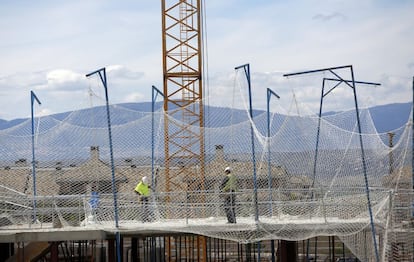 Dos albañiles en una obra para la construcción de viviendas en Majadahonda (Madrid) en 2014