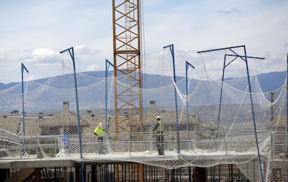 Dos alba&ntilde;iles en una obra para la construcci&oacute;n de viviendas en Majadahonda (Madrid) en 2014