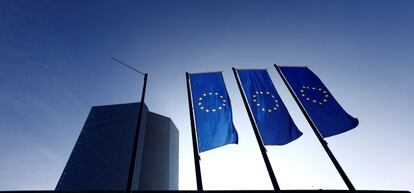 Banderas de la UE frente al edificio del BCE.