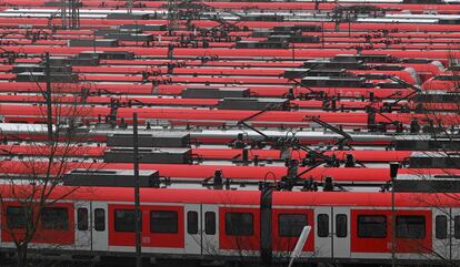Trenes regionales aparcados en Múnich, durante la huelga convocada en Alemania este lunes. 