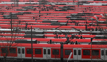 Trenes regionales aparcados en Múnich, durante la huelga convocada en Alemania este lunes.
