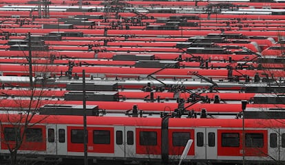 Trenes regionales aparcados en Múnich, durante la huelga convocada en Alemania este lunes. 