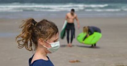 Una niña lleva una mascarilla en la Playa das Salseiras en el municipio de A Laracha, A Coruña, Galicia (España).