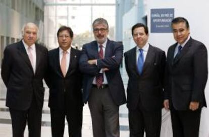 En la imagen, de izq. a dcha: el economista e investigador del Centro de Estudios Públicos de Chile, Vittorio Corbo; el consejero económico y comercial de España en Chile, José Antonio García López; el economista jefe y gerente del Departamento de Investigación del Banco Internacional de Desarrollo (BID), José Juan Ruiz Gómez; el embajador de España en Chile, Iñigo de Palacio; y el presidente de Telefónica Chile, Claudio Muñoz, durante la presentación en Santiago de Chile del informe del Consejo Empresarial para la Competitividad "España, un País de Oportunidades", que cuenta con la colaboración del Instituto Español de Comercio Exterior (ICEX).