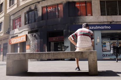 La fachada de la sede del PSPV-PSOE en València ha amanecido este domingo vandalizada con grandes manchas de pintura negra y una pancarta con el logotipo del partido tachado con unas líneas rojas.