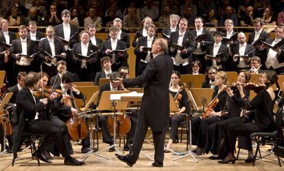 Thomas Hengelbrock dirigiendo al Balthasar-Neumann-Chor & Ensemble, ayer en el Auditorio Nacional.