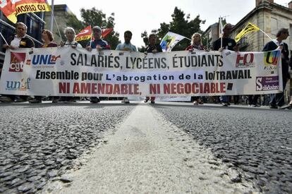 Protestantes llevan pancartas donde se lee "Empleados, alumnos de secundaria, estudiantes, juntos para la derogación de la legislación laboral, no modificable, no negociable", en Burdeos. 