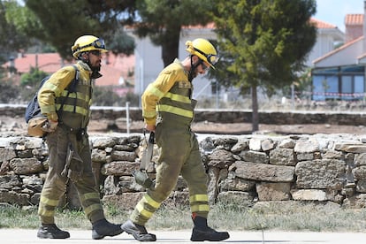 Dos miembros del personal de extinción de incendios, en Villardeciervos (Zamora). 
