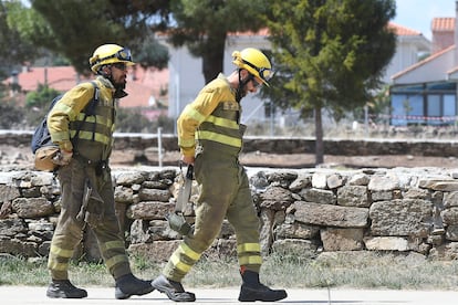 Dos miembros del personal de extinción de incendios, en Villardeciervos (Zamora).