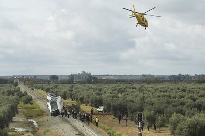 Un helicóptero evacua a los heridos del tren.
