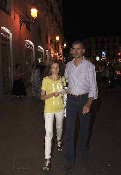 Los reyes Felipe y Letizia, en una de sus escapadas de viernes por la noche, al cine, en Madrid, a la vuelta de sus vacaciones en Palma de Mallorca, el 22 de agosto de 2014.