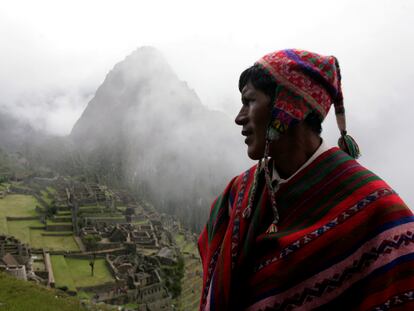 Un músico quechua junto a las ruinas de Machu Picchu, en 2010.