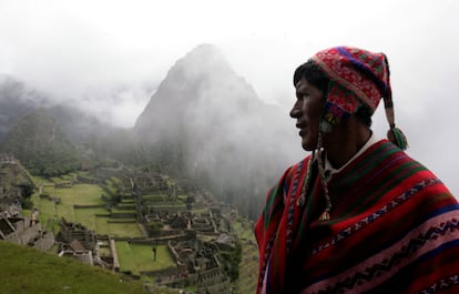 Un músico quechua junto a las ruinas de Machu Picchu, en 2010.