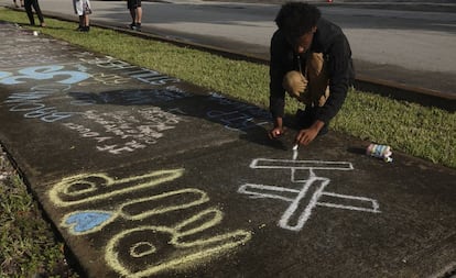 Un fan homenajea al rapero XXXTentacion tras su muerte, en Florida.