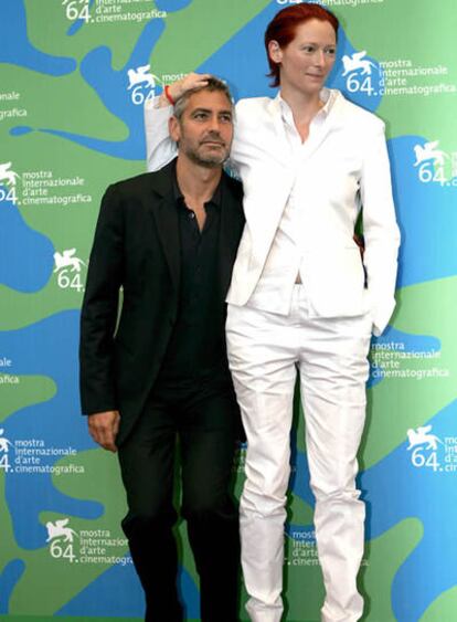 Geoge Clooney y Tilda Swinton posan en la presentación de su película <i>Michael Clayton</i>, en Venecia