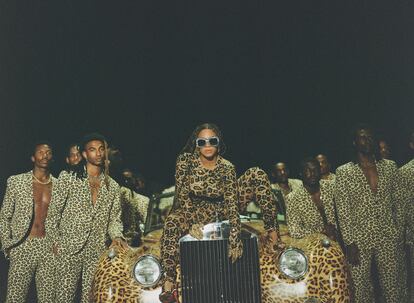 Beyoncé, rodeada de sus bailarines, en otro momento del disco visual 'Black Is King'.