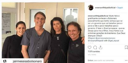 Michelle y Jair Bolsonaro (izquierda) reciben en el hospital la visita de Rossana y Emerson Fittipaldi. 